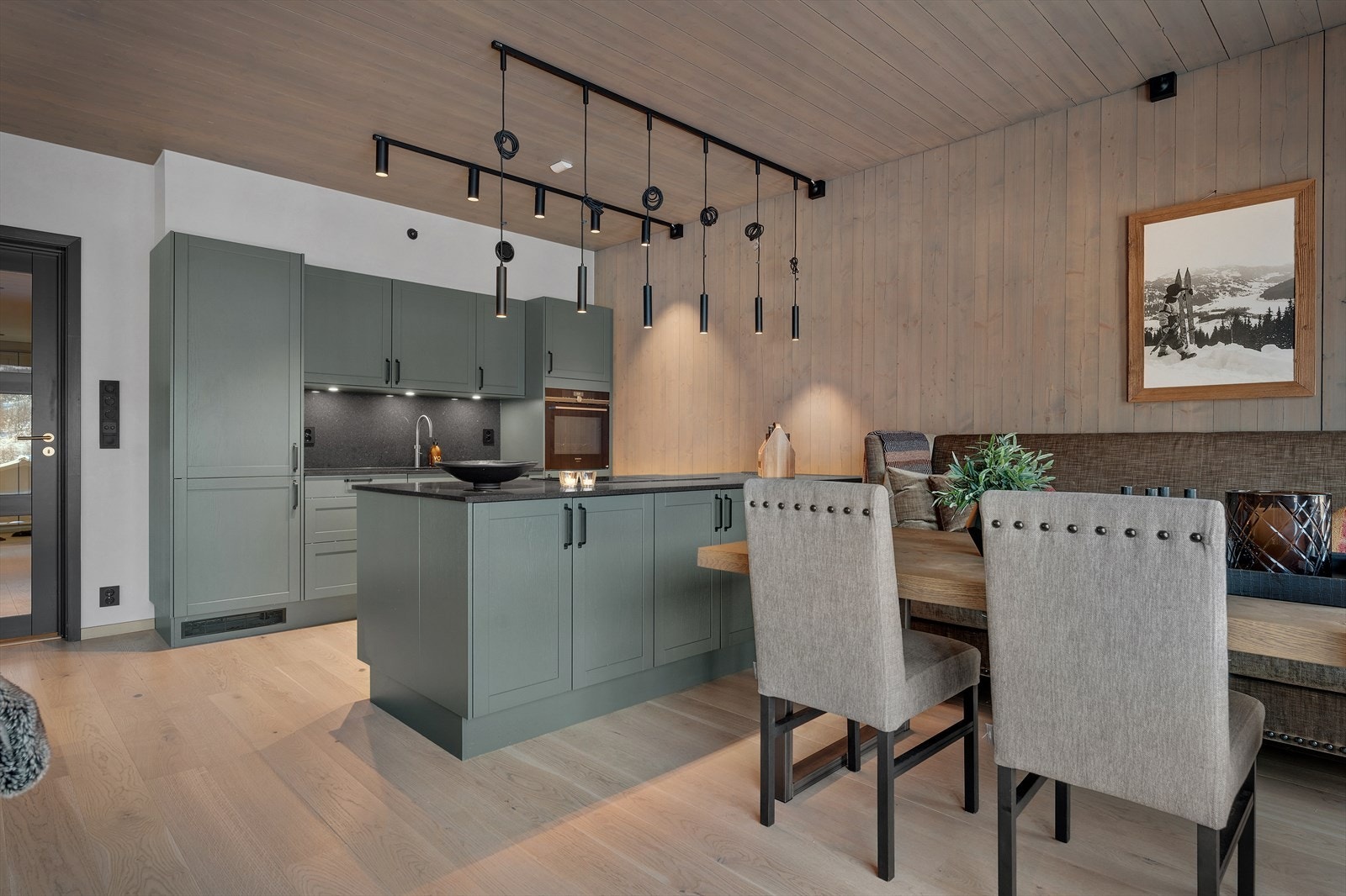 Moderne kjøkkeninnredning i tidløs farge med lekre fronter Galleribilde