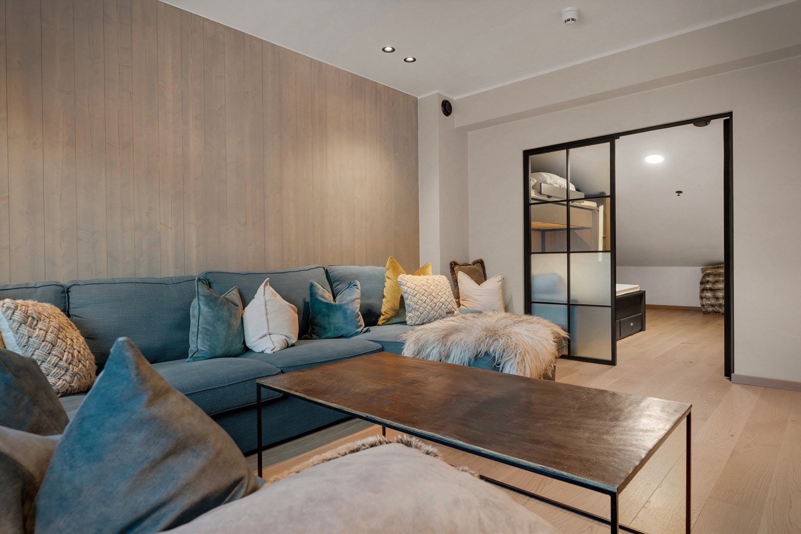 Rommet fungerer ypperlig som TV-krok med plass til en stor sofa Galleribilde