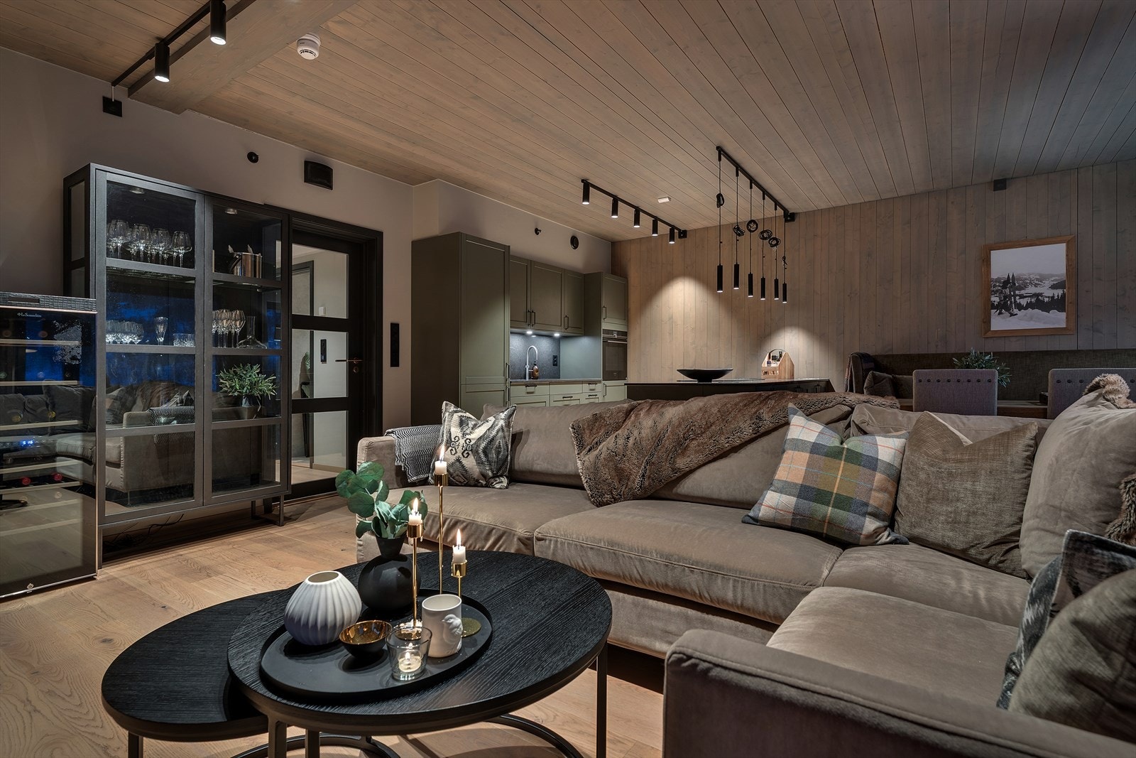 Det er en åpen stue-/kjøkkenløsning på hele 35,4 m² Galleribilde