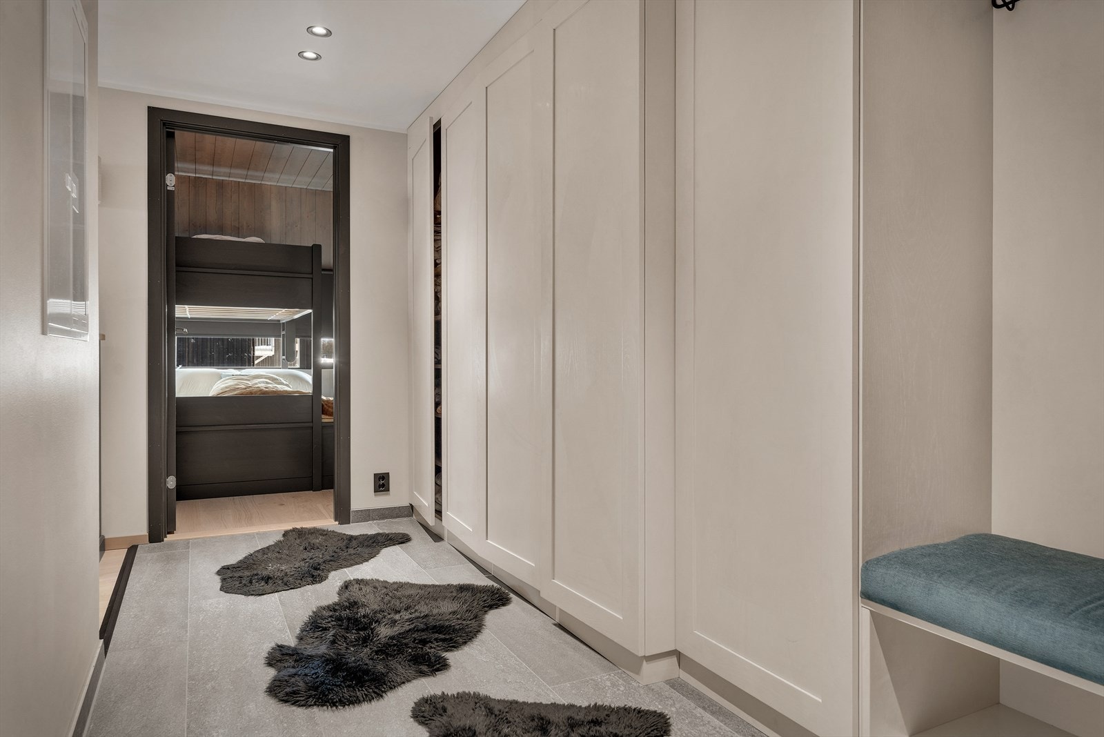 Entreen er flislagt med innebygd garderobe, hvor en kan henge fra seg yttertøyet og plassere sko Galleribilde