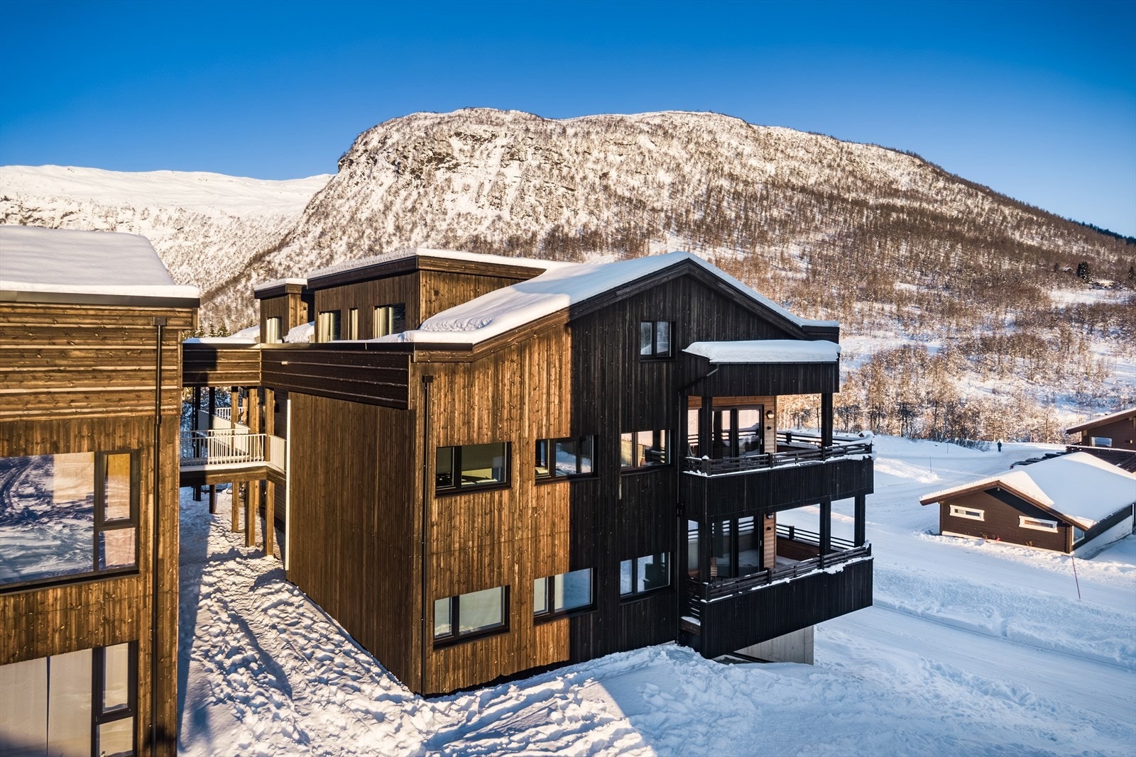 Fjellene rundt Myrkdalen egner seg også til eksepsjonelle toppturer med spektakulær utsikt og en fantastisk snø å renne ned fjellene i Galleribilde