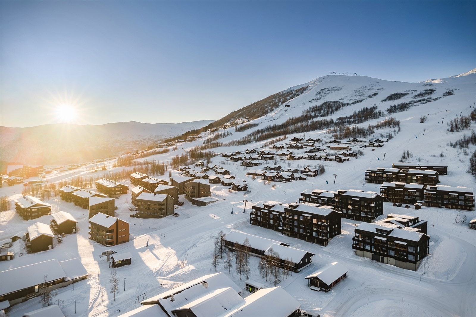 Beliggenheten er ideell for deg som ønsker å ha en fritidseiendom i et fantastisk fint område, som kan brukes flittig. Fra Bergen sentrum er det omtrent 1 time og 50 minutter kjøretid under normale forhold Galleribilde