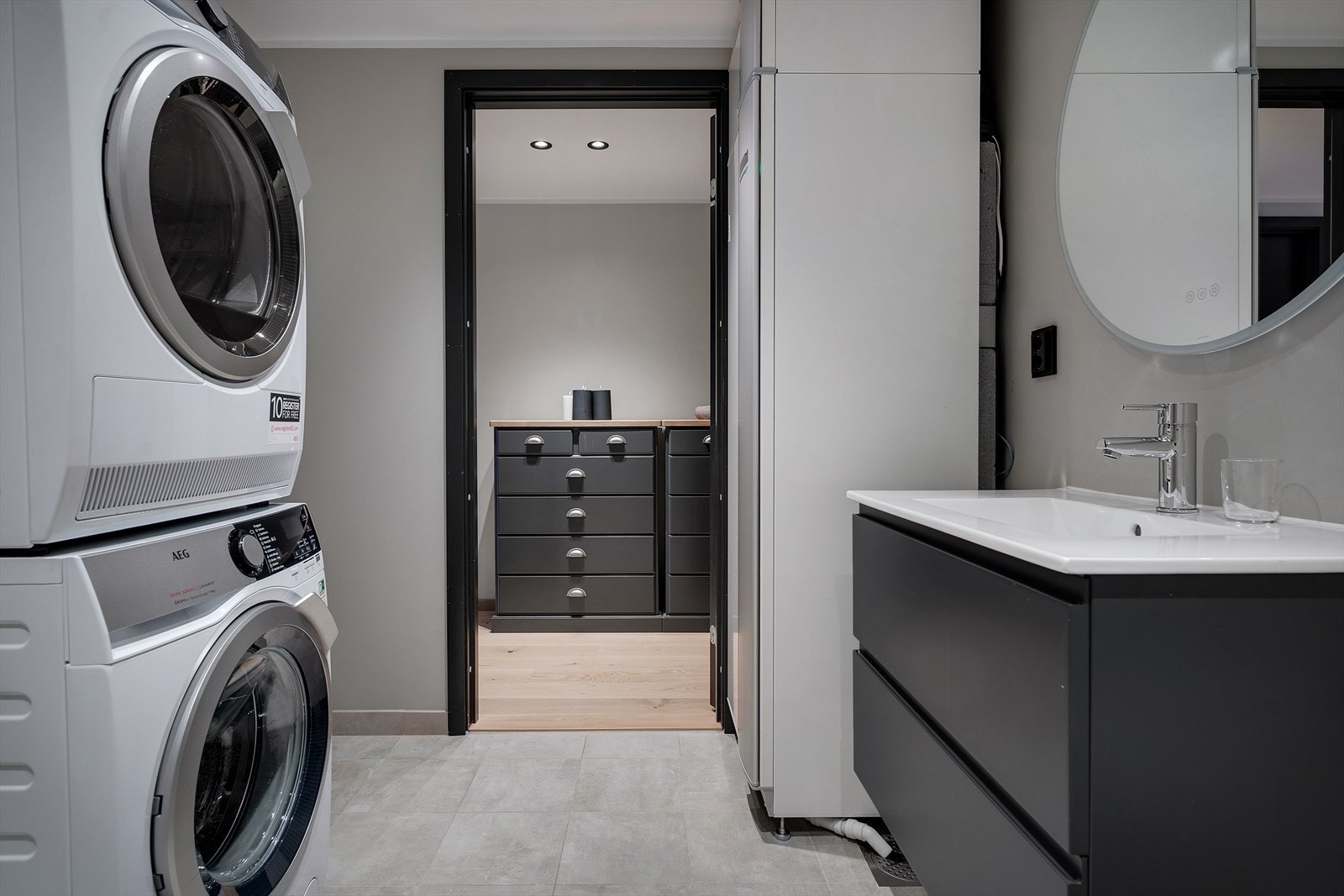 Badet har foldedører i dusj, veggtoalett og baderomsinnredning med heldekkende servant, samt belyst speil. Det er også opplegg for vaskemaskin og tørketrommel Galleribilde