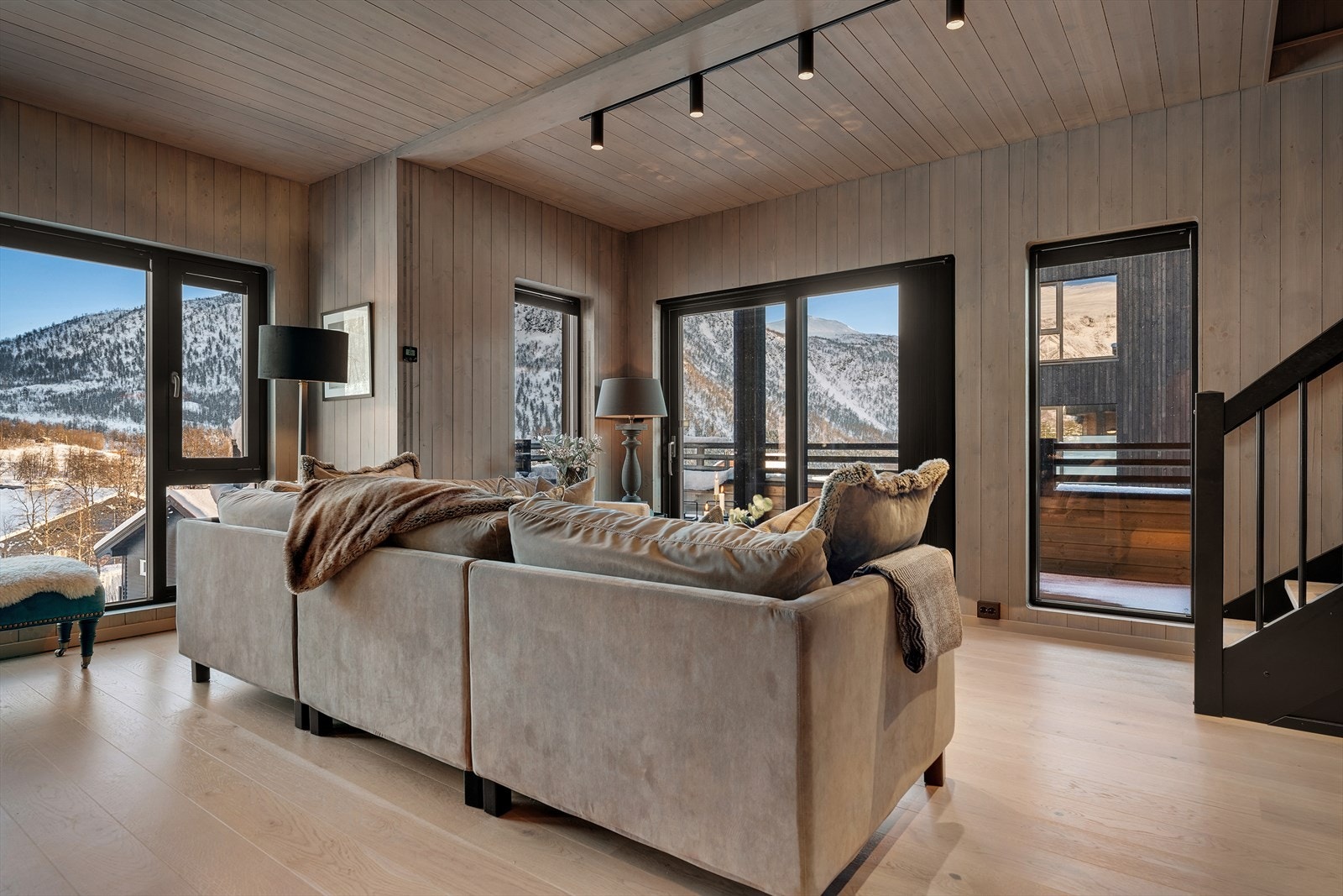 Direkte utgang til altanen og store vindusfelt som slipper inn gode mengder naturlig lys Galleribilde