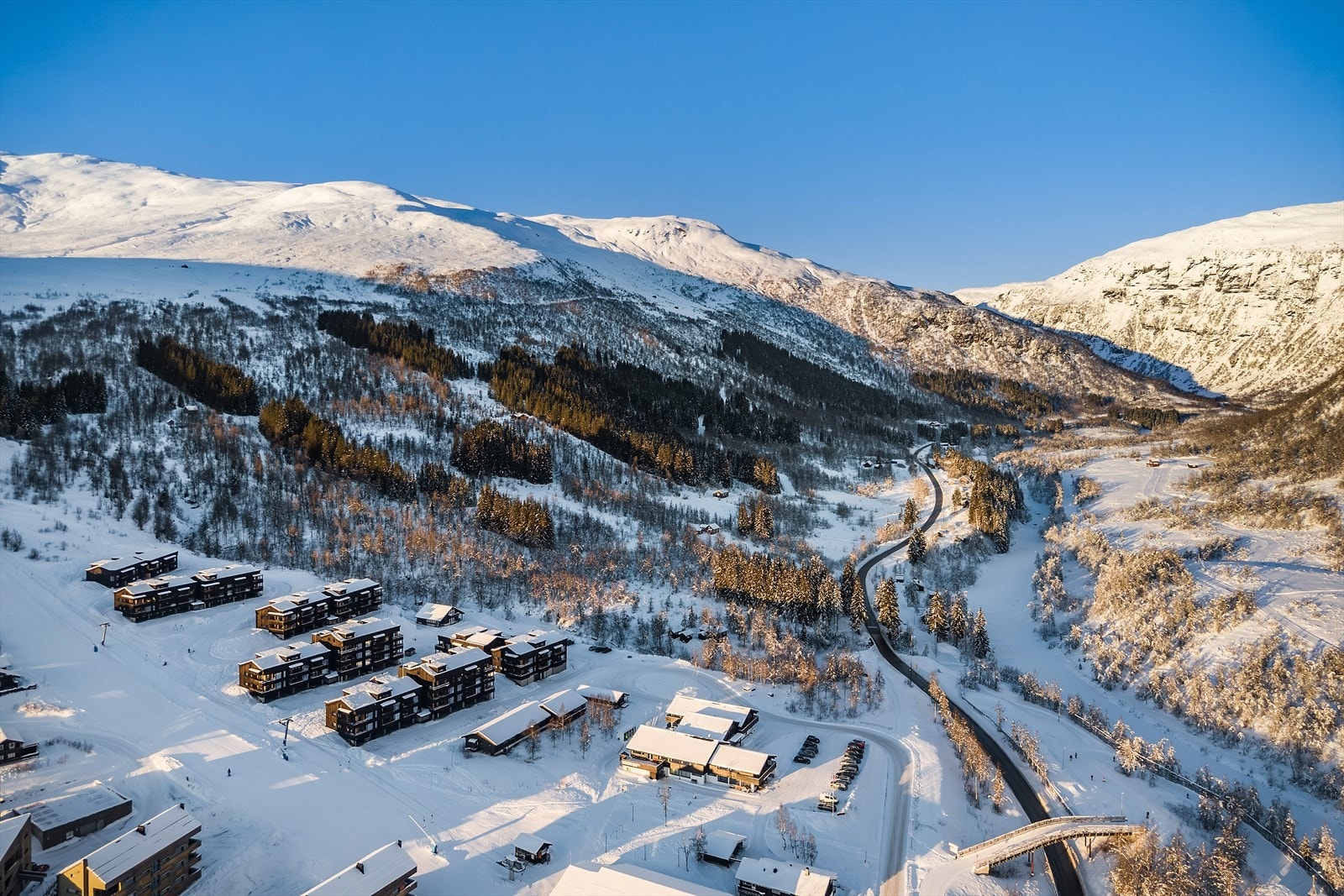 Ønsker du å gå på langrenn finner du fantastisk preparerte langrennsløyper rett i Årmotslia. Her er det både lysløype og til sammen 30 km med langrennsløyper direkte fra fjellandsbyen Galleribilde