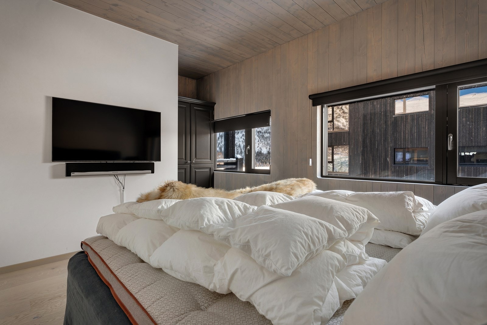 Rommet kan innredes med en stor dobbeltseng, tilhørende nattbord og garderobeløsning Galleribilde