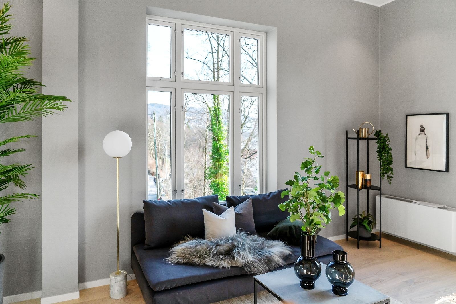 Stue, høyt under taket og store vindusflater Galleribilde