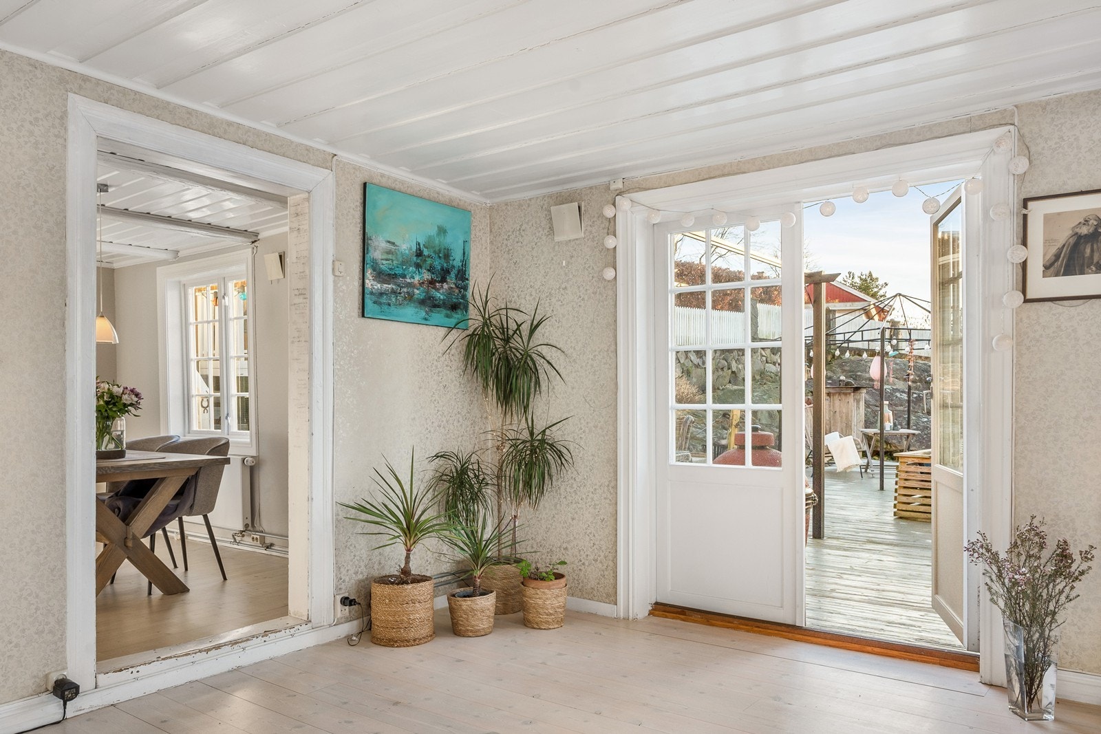 Herfra er det tofløyet verandadør ut til sydvestvendt terrasse på 65 kvm. Galleribilde