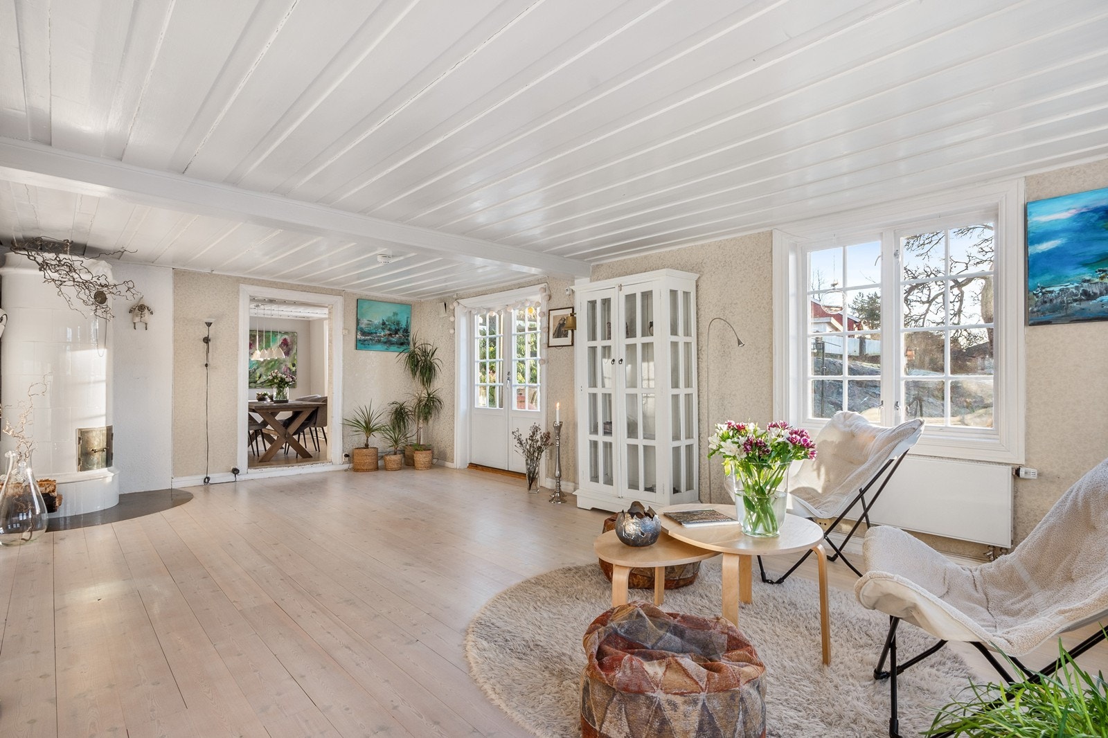 Videre fra spisestuen trer man inn i en innbydende stue med mulighet for flere naturlige møbleringssoner. Galleribilde