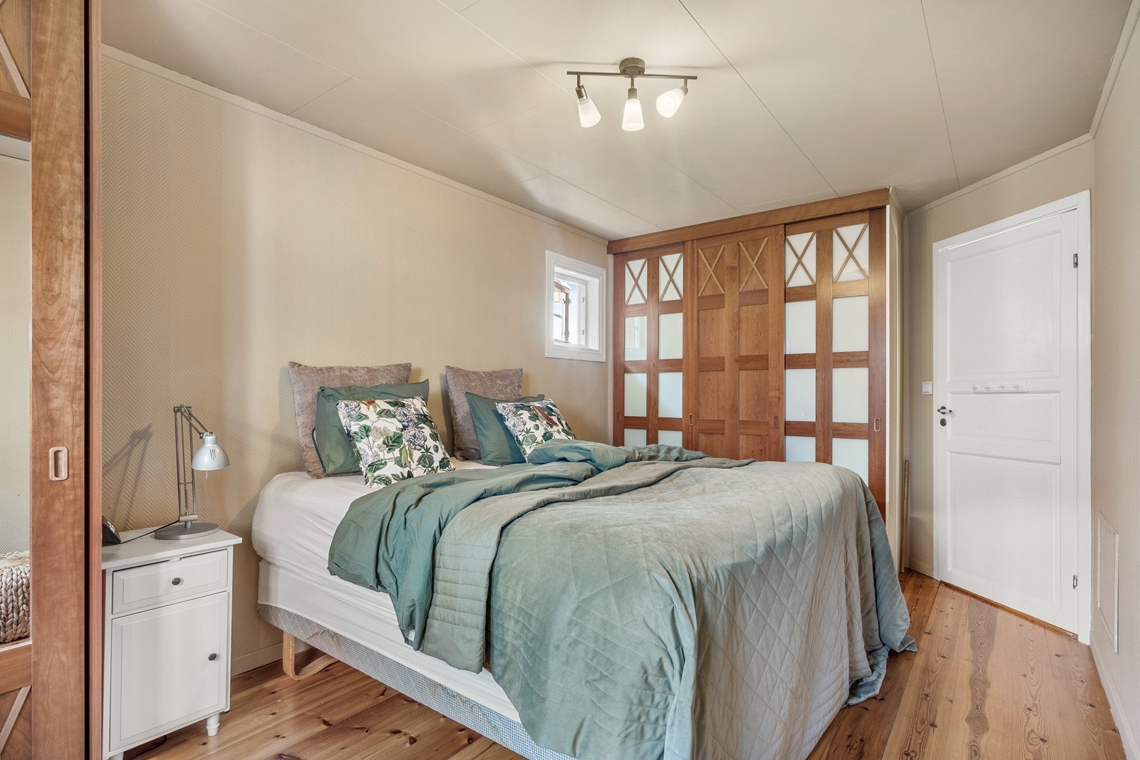 Rommet er innredet med to skyvedørsgarderober for enkel orden i klær og tilbehør. Heltregulvet gir et lunt uttrykk. Galleribilde