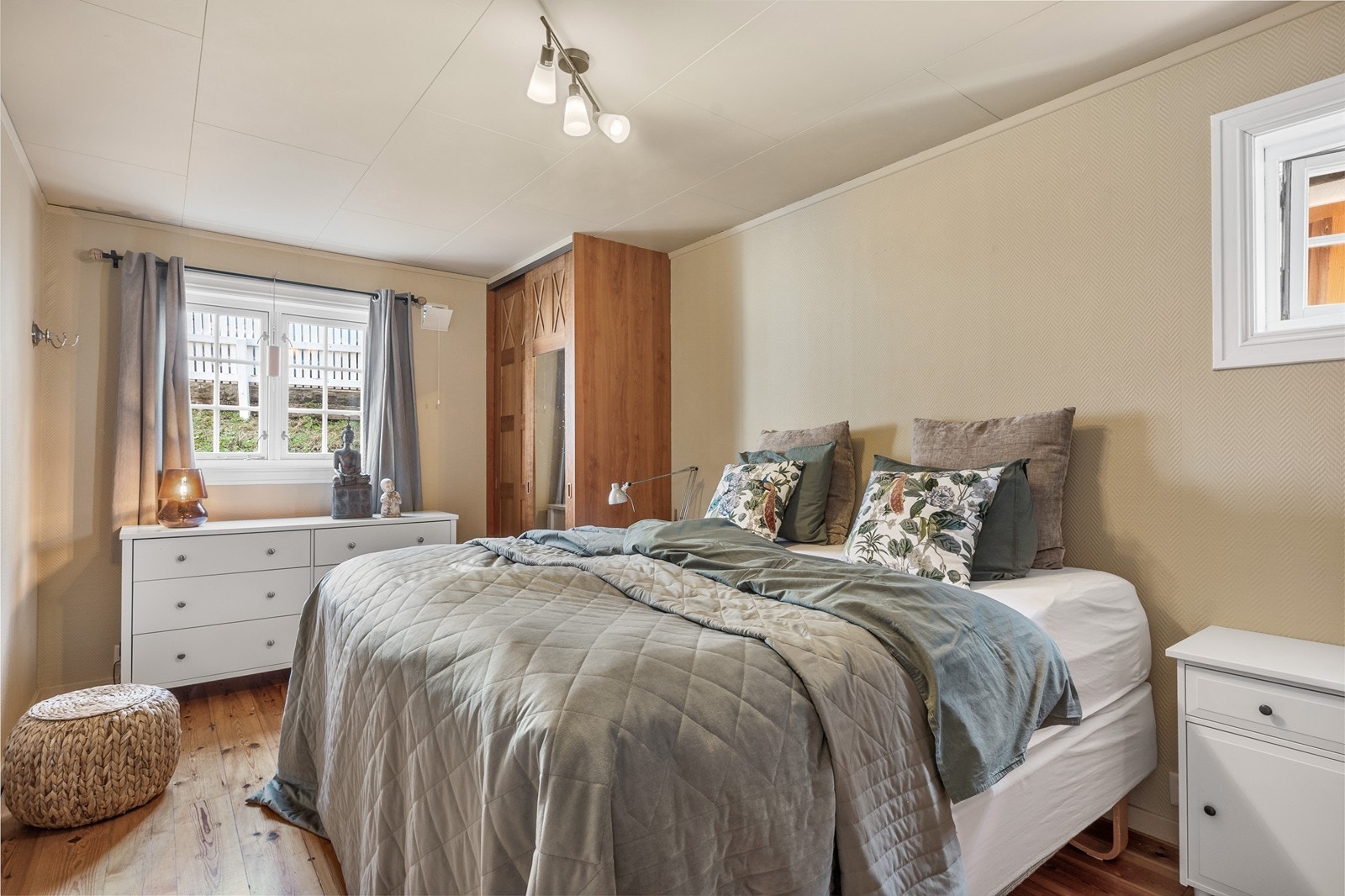 Hovedsoverommet er spesielt romslig med god plass til dobbeltseng og flere vindusflater. Galleribilde