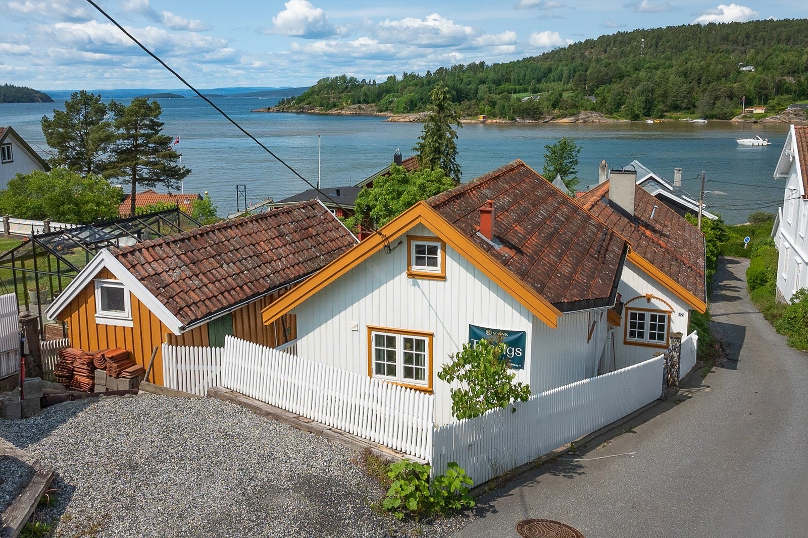 Det er to biloppstillingsplasser som følger eiendommen, det er også installert lader. Galleribilde