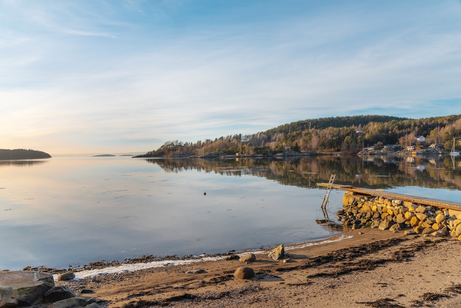Kyststien inviterer til fine naturopplevelser med vakkert kulturlandskap og store, fine friområder for turgåere langs kysten. Galleribilde