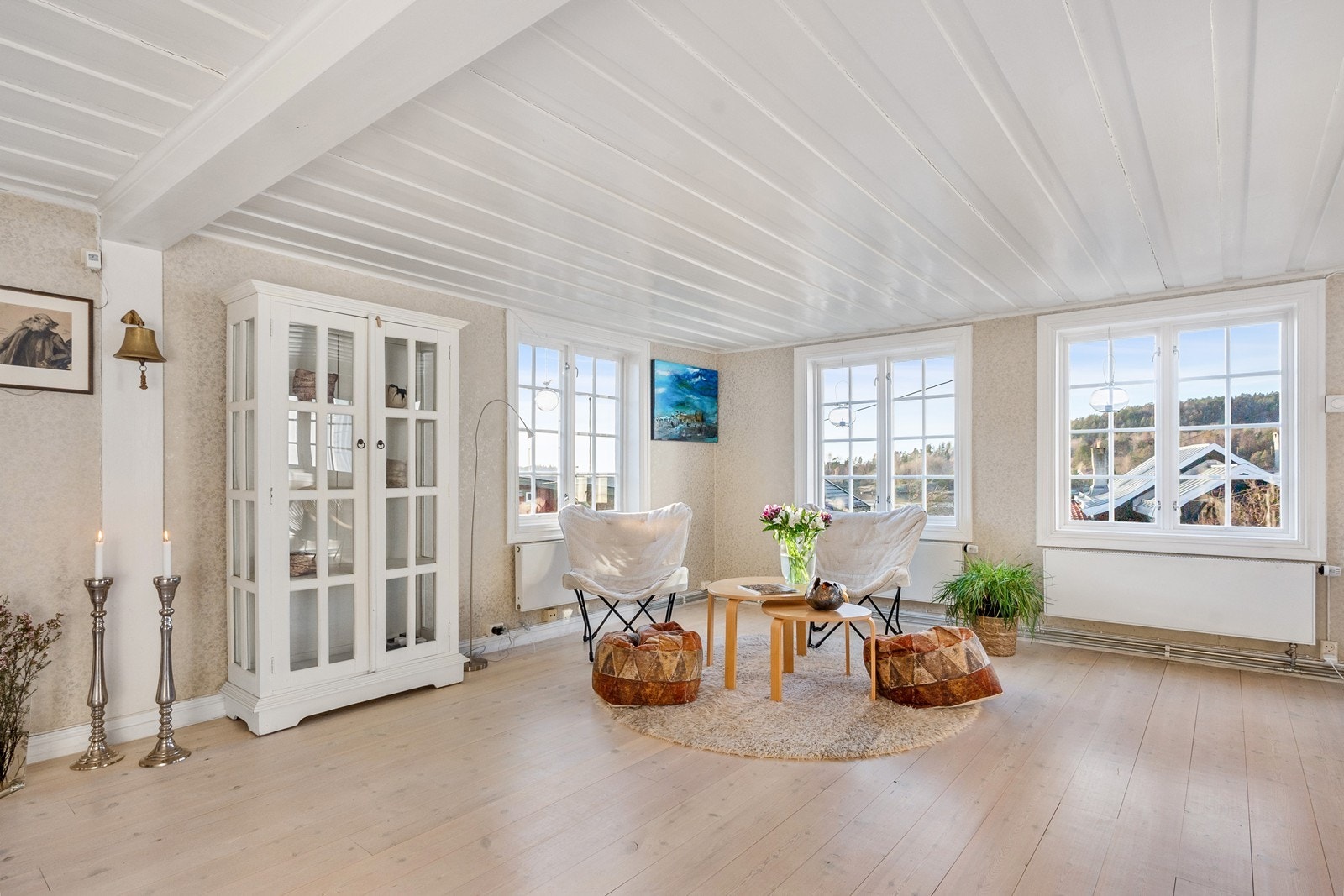 Vindusflater på flere vegger sørger for rikelig med naturlig lys og slipper den idylliske utsikten inn i rommet. Galleribilde