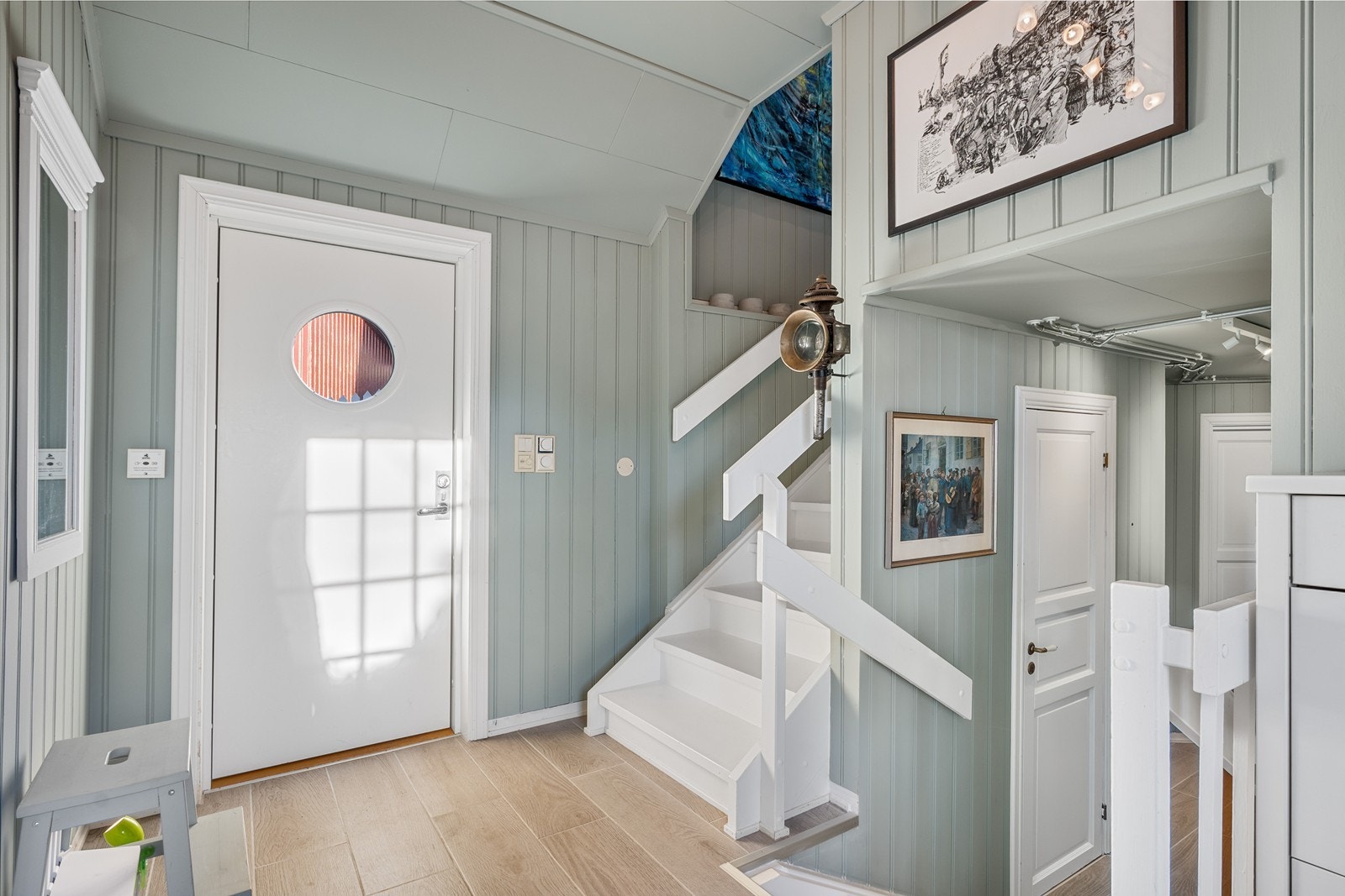 Entreen har 1-stavs laminatgulv og generøs takhøyde, med plass til knaggrekke og oppbevaringsmøbel. Galleribilde