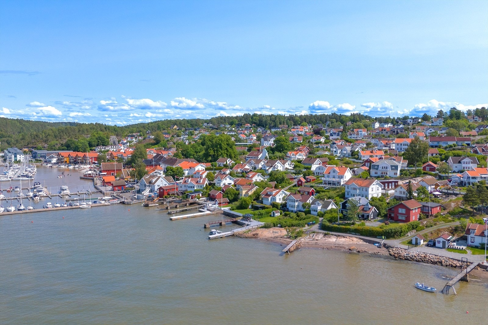 Eiendommen har naturskjønn og idyllisk beliggenhet ikke mange meter fra Sonsbukta og rett ved Son sentrum. Galleribilde