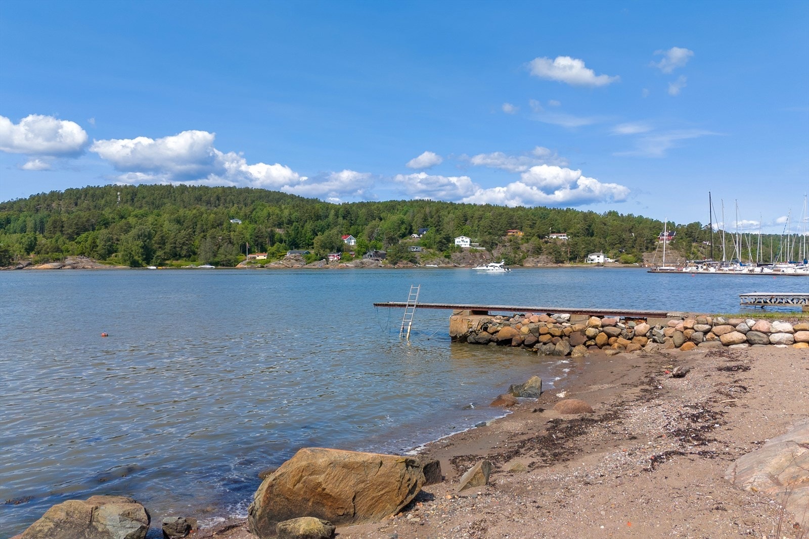 Det er kort vei ned for et morgenbad, både for store og små! Galleribilde