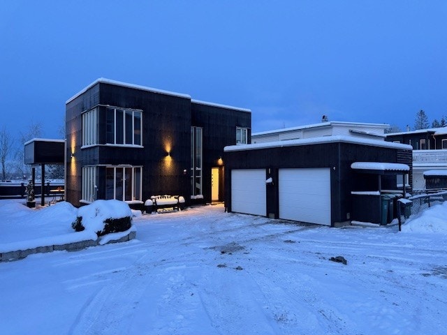 Stilren enebolig over to plan, flott plassert på populære Brådalsfjellet. Her bor du høyt og fritt til i rolige omgivelser, langs en privat blindvei ? et ideelt sted for deg som søker både trygghet og kvalitet i hverdagen. Galleribilde