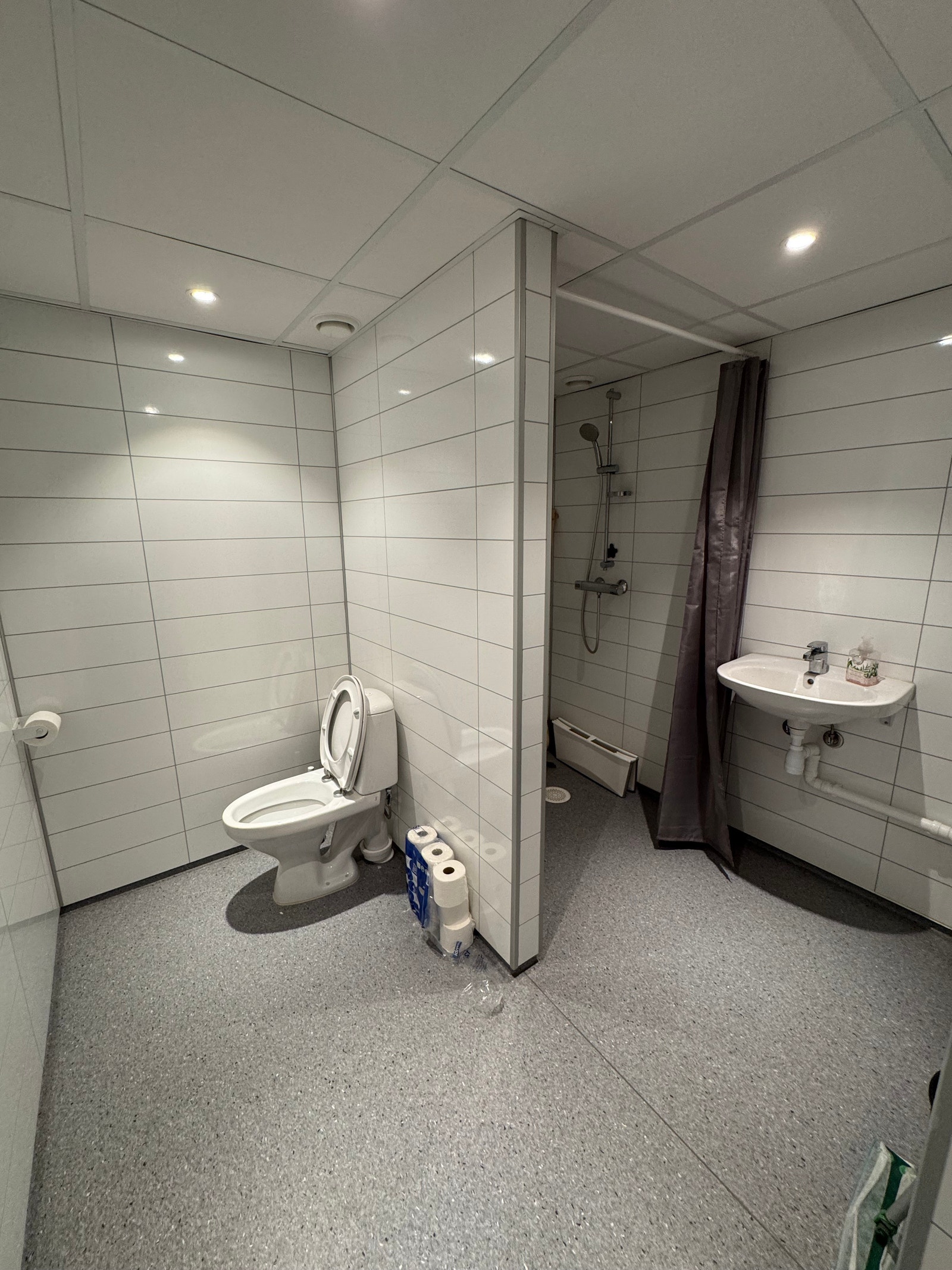 Lokalet er i 2. etasje (122,3kvm) har bad med toalett og dusj, kjøkkenløsning og møterom. (nylig pusset opp) Galleribilde