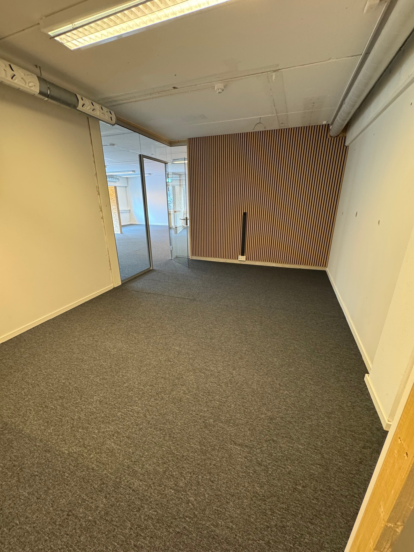 Lokalet er i 2. etasje (122,3kvm) har bad med toalett og dusj, kjøkkenløsning og møterom. (nylig pusset opp) Galleribilde