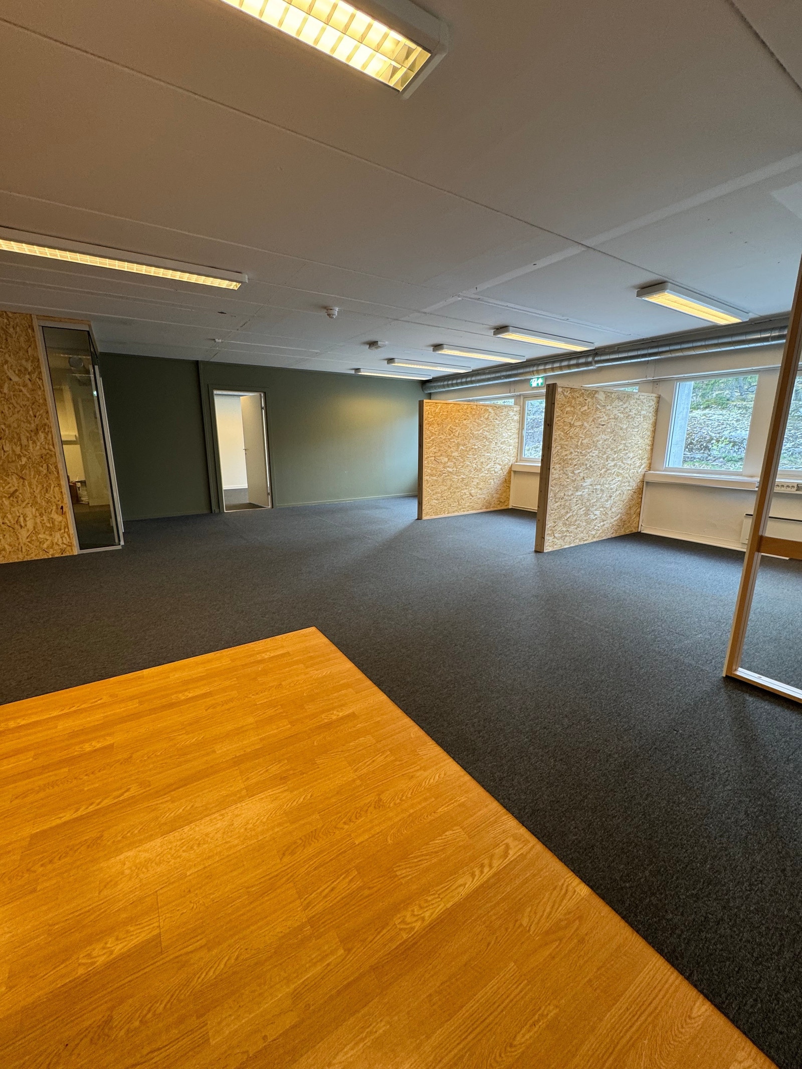 Lokalet er i 2. etasje (122,3kvm) har bad med toalett og dusj, kjøkkenløsning og møterom. (nylig pusset opp) Galleribilde