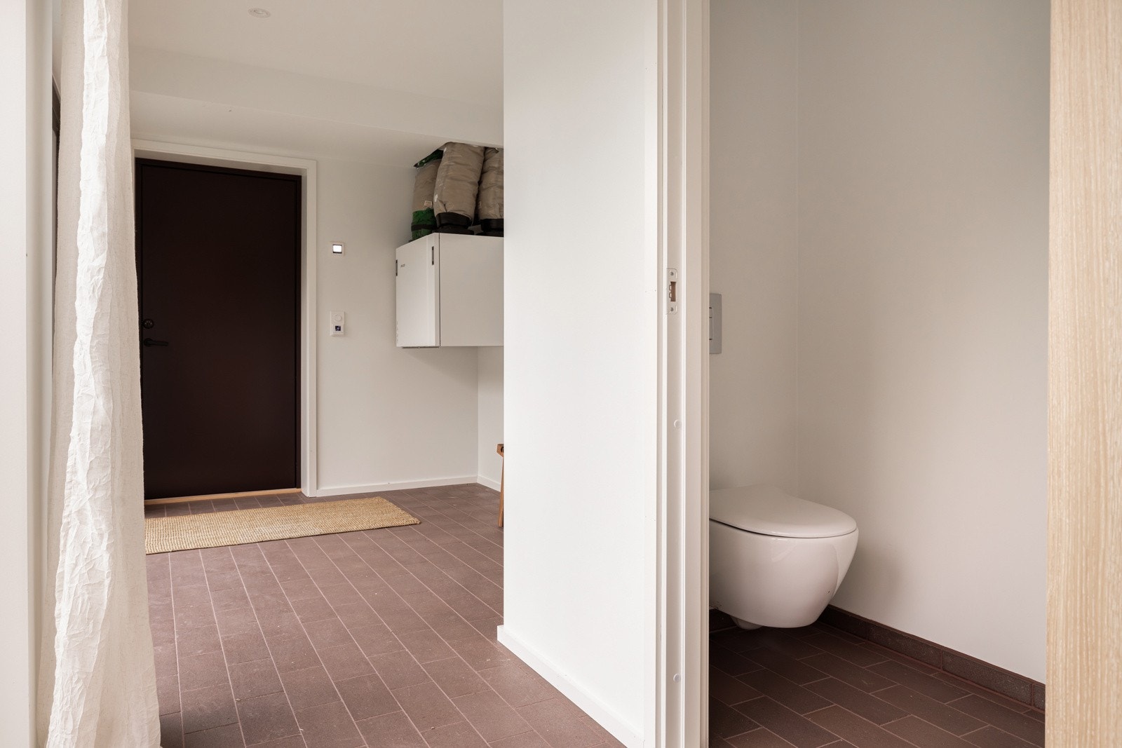 Entréen gir videre adkomst til et separat wc-rom og boligens øvrige rom Galleribilde