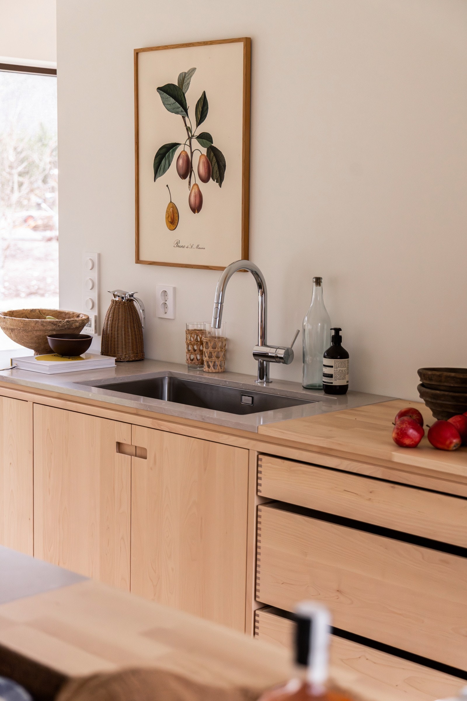 Eksklusive materialer som heltre bjerk og benkeplater i kombinasjon med heltre bjerk og polerte Clamshell steinplater. Galleribilde