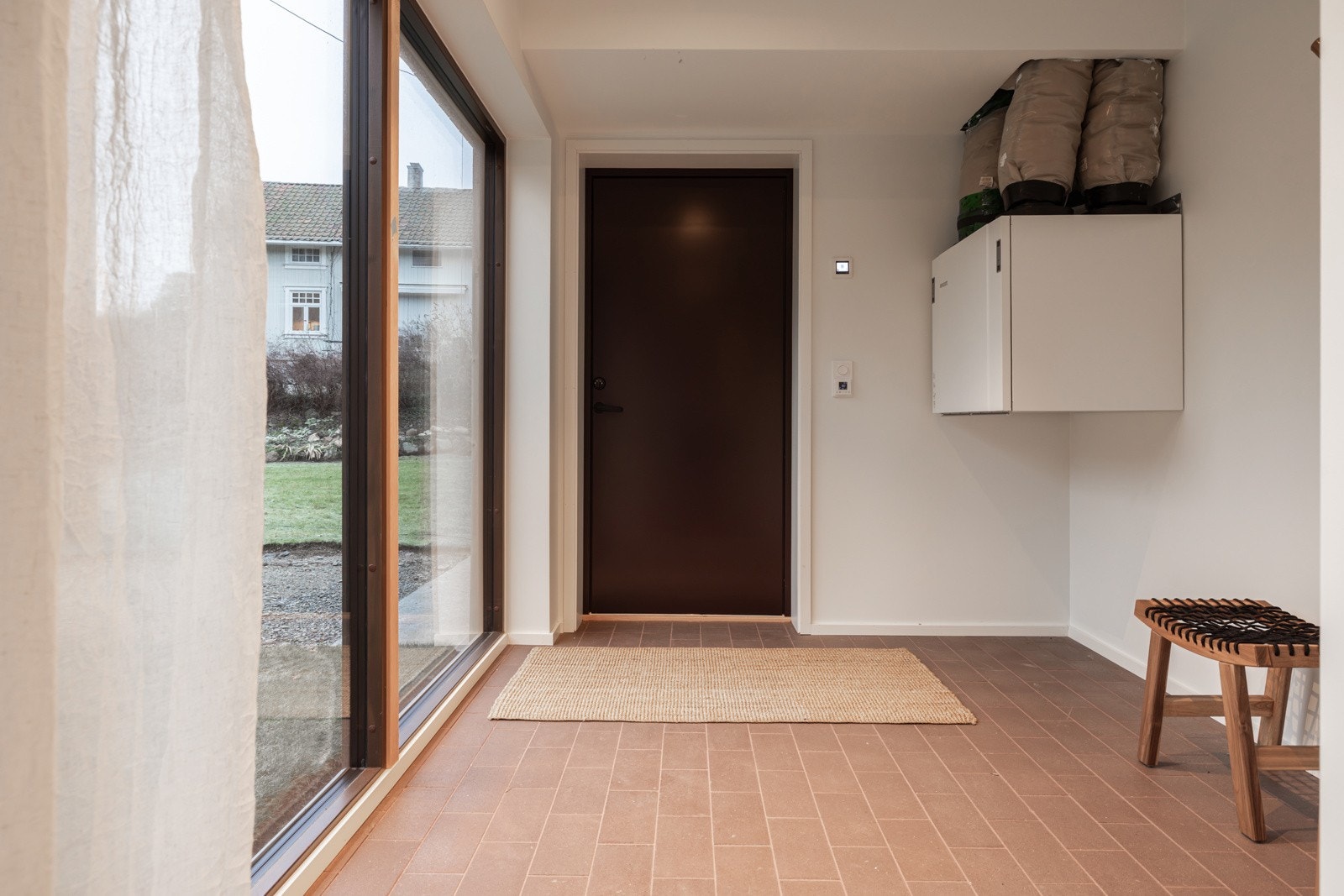 Innenfor inngangsdøren er det gode oppbevaringsmuligheter for sko og yttertøy Galleribilde