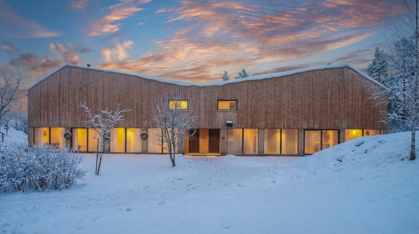 PrivatMegleren ved Gøran Sørensen ønsker velkommen til Ugleveien 3A! (Foto: fasadebilder kveld Jamie Parslow) Galleribilde