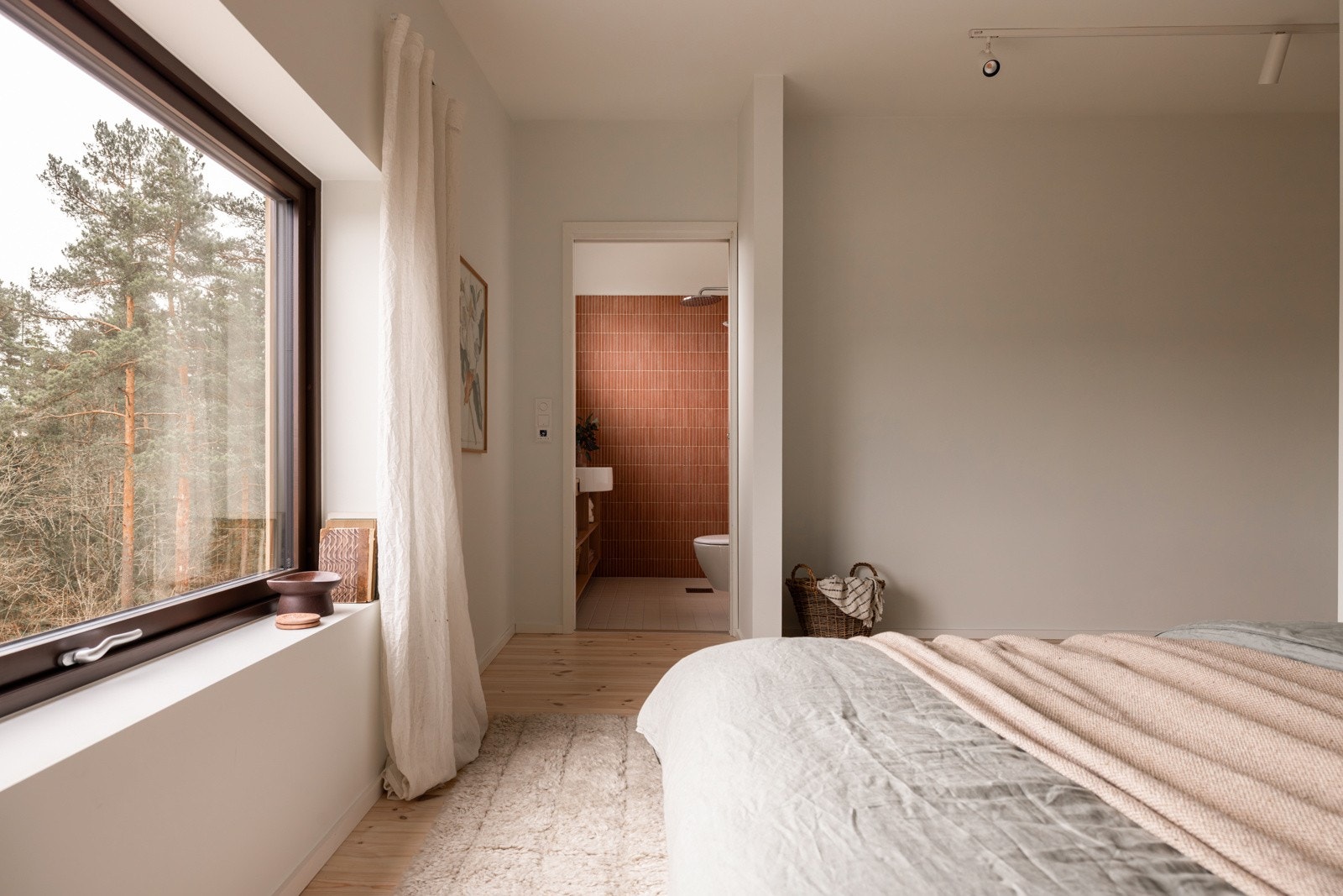 Flere av soverommene har god plass til dobbeltseng med nattbord på hver side Galleribilde