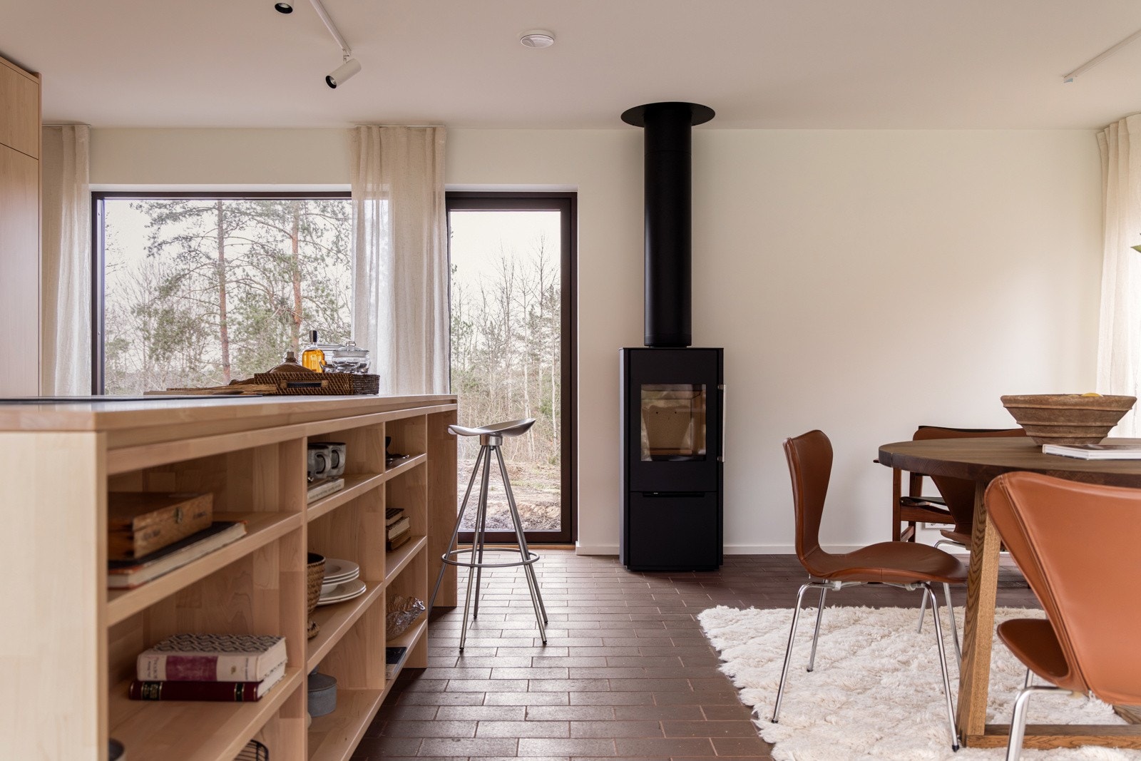 Rommet har en hyggelig peis som varmer godt på kalde kvelder (Sargas og Stålpipe fra Schiedel) Galleribilde