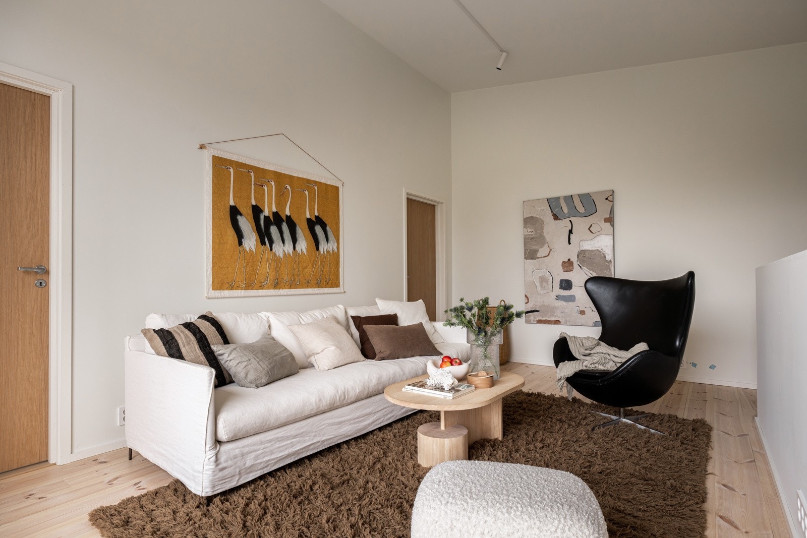 I andre etasje er det en koselig loftstue med plass til sittegruppe Galleribilde