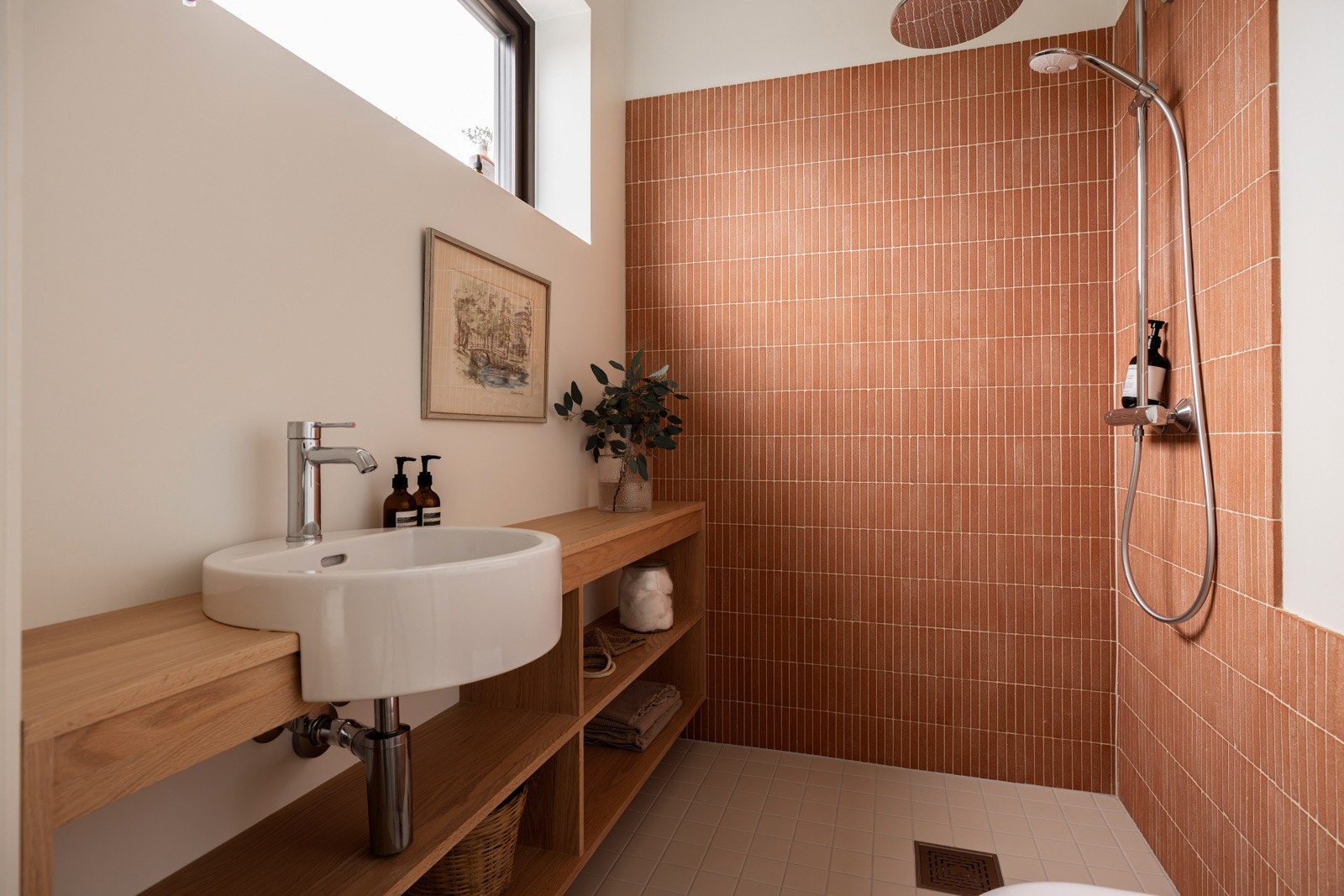 Badet har keramiske gulvfliser kombinert med terracottafliser, samt hvitmalte, våtromsbehandlede flater Galleribilde