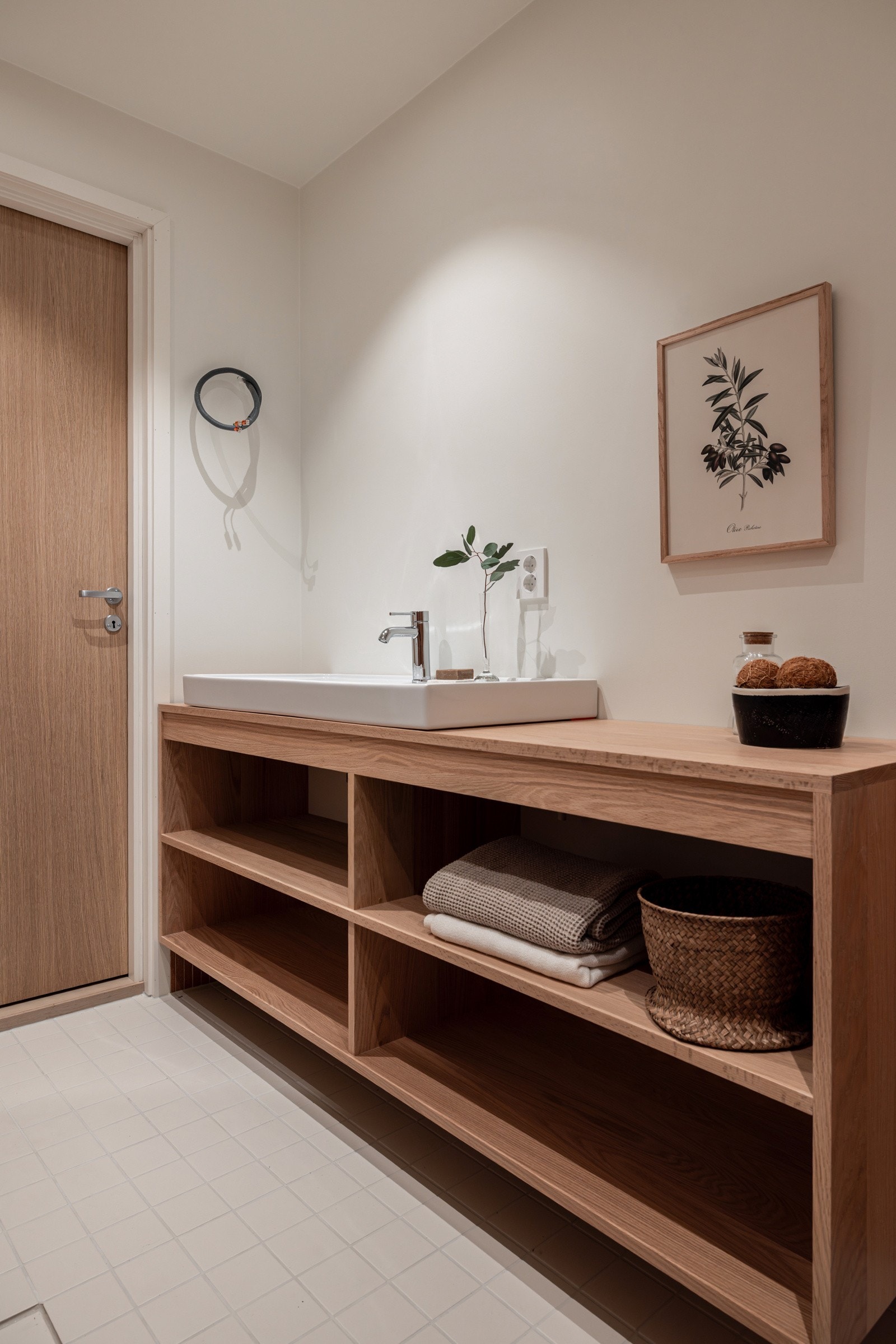 Baderommene har plassbygd baderomsinnredning i eik, fra arkitektens eget møbelsnekkerverksted Galleribilde