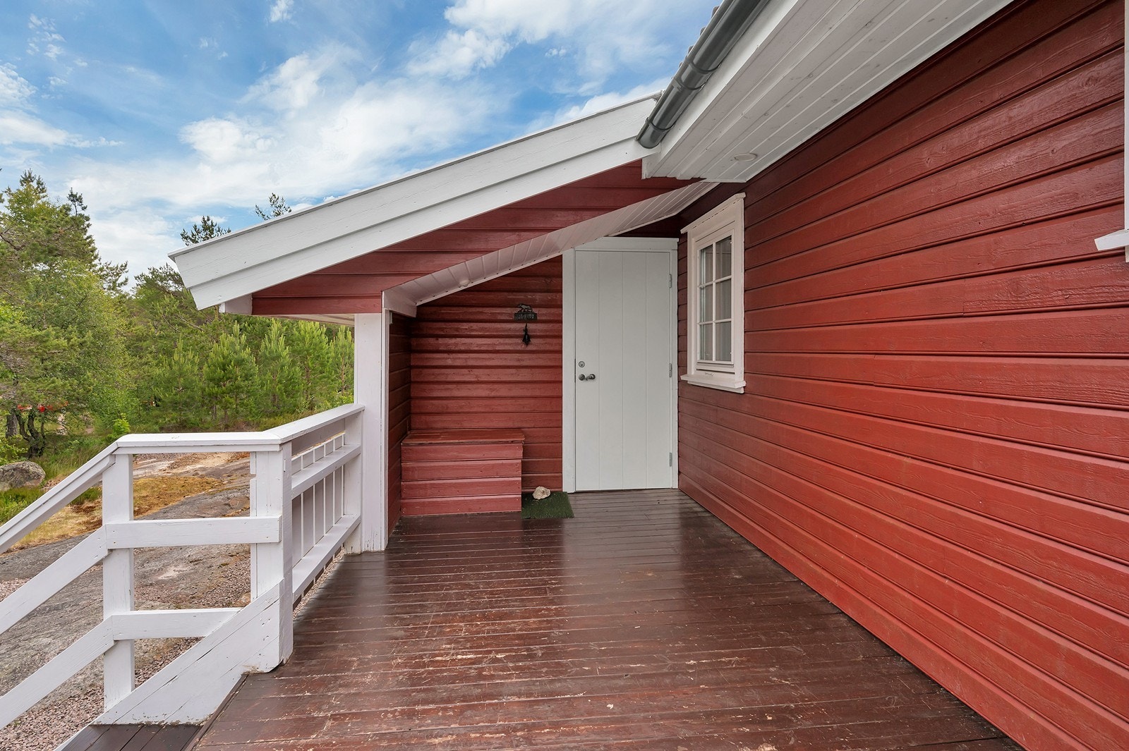 Delvis overbygd inngangsparti. Galleribilde