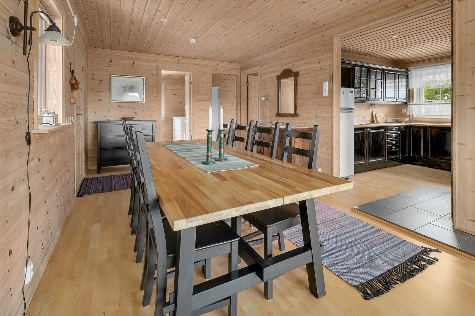 Koselig spisestue med god plass til spisebord rett ved kjøkken. Galleribilde