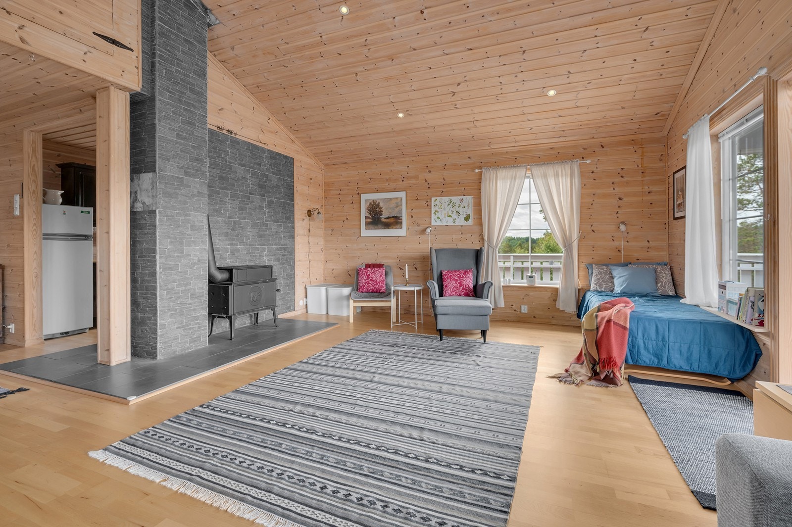 Sentralt plassert nyere vedovn som varmer godt om det fyres. Galleribilde