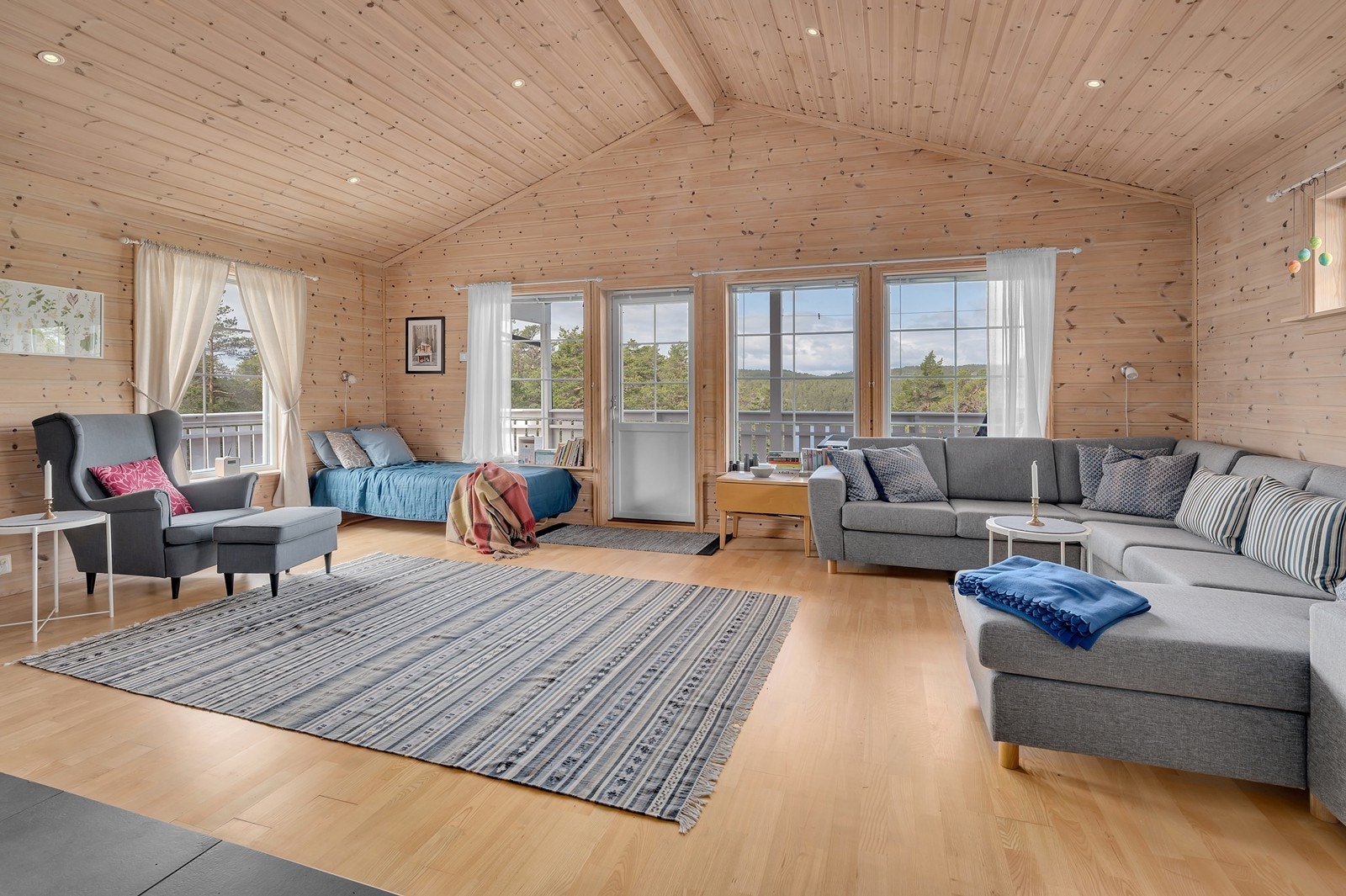 Stor stue med vindusflater og god takhøyde. Spotter i tak. Galleribilde