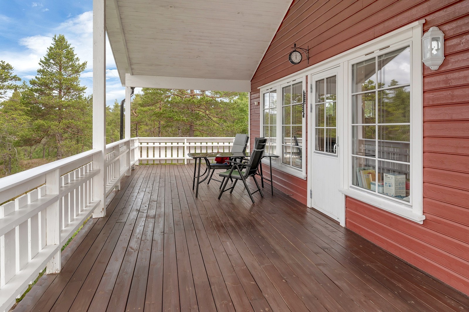 God beskyttelse mot fasade og snø/regn. Veranda på nesten 100 kvm og som nesten er myggfri om kveldene! Galleribilde