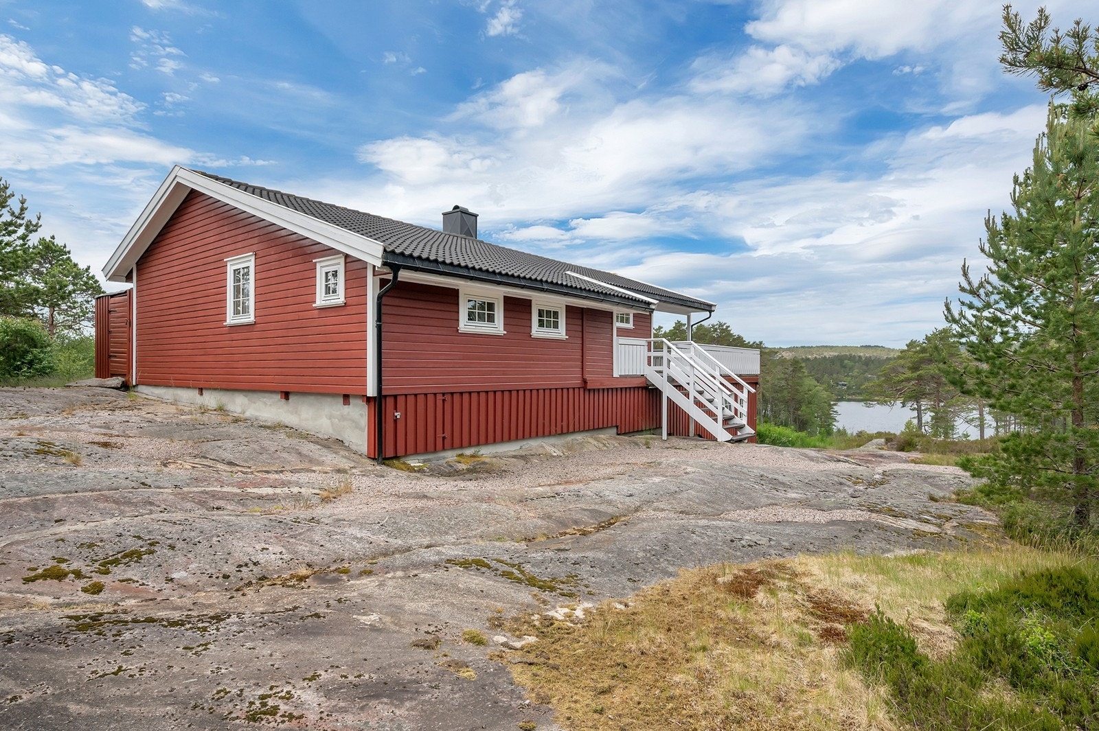Tyttebær og blåbær bl.a. i skogen utenfor. Sommerstid er det også mange fine områder å gå turer i, enten det er for trening eller familietur. Meget barne- og familievennlig beliggenhet med nærhet til fantastiske fjell og svaberg. Galleribilde