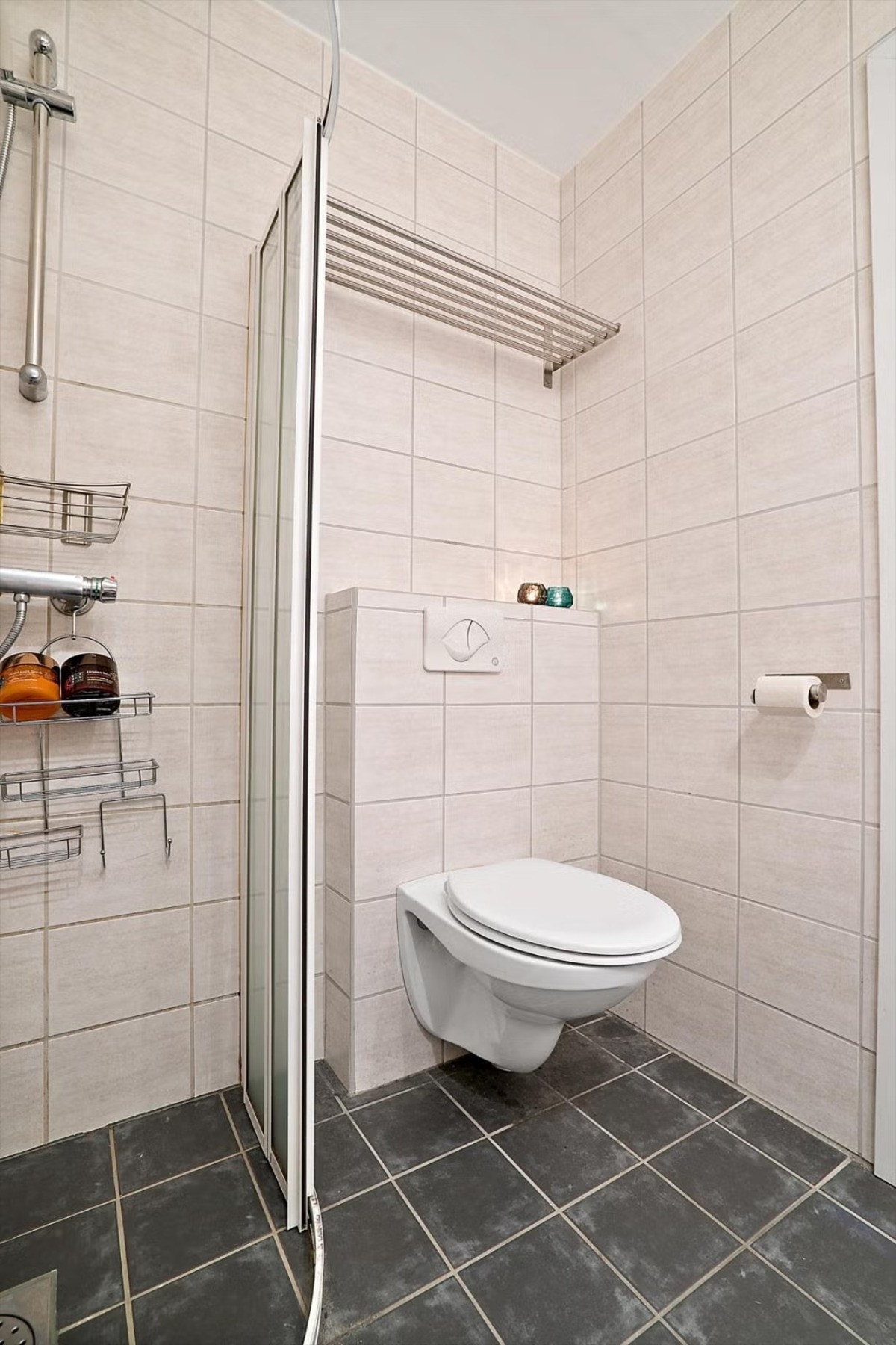 Bad med vegghengt toalett, dusjhjørne og varmekabler i gulv Galleribilde