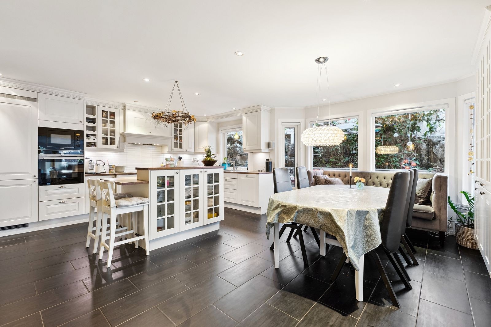 Lyst og innbydende kjøkken med sosal sone for arbeid med lekser eller besøk av venner og familie. Galleribilde