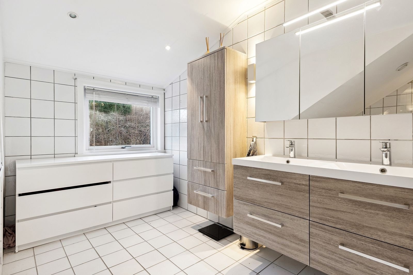 Baderom 2: Lyst og fint bad med fin baderomsinnredning Galleribilde