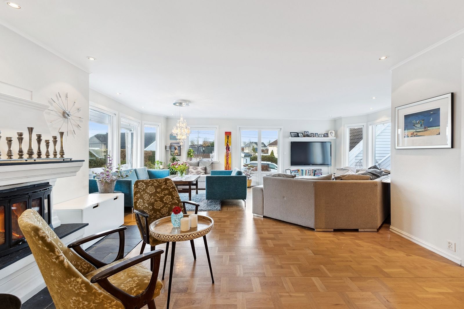 Stuen er stor og innholdsrik med peis. Galleribilde