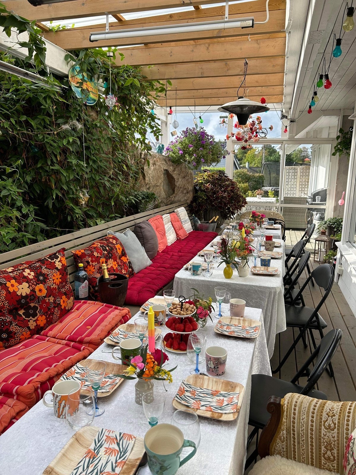 Fredfull og lunt beliggende hagestue med utgang i fra kjøkkenet. Hengekøye og diverse stoler og bord Galleribilde