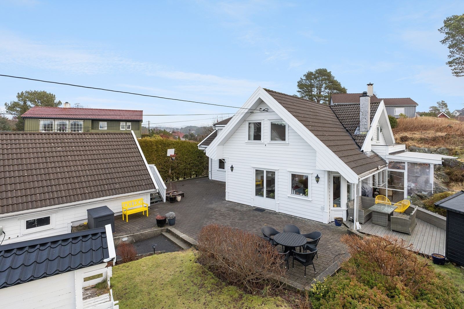 Flat og fin tomt som er opparbeidet med endel belegningsstein og diverse grøntareal. Galleribilde