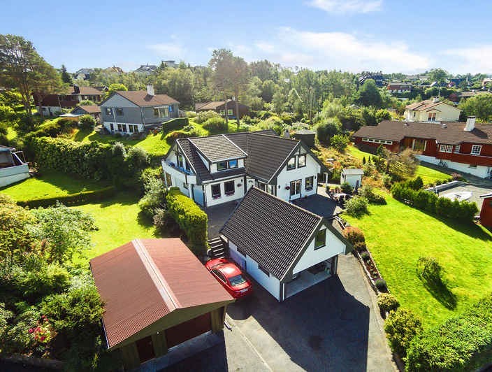 En innholdsrik og fin bolig m/5 soverom og 2 stuer. Utestue og solrike uteareal. Galleribilde