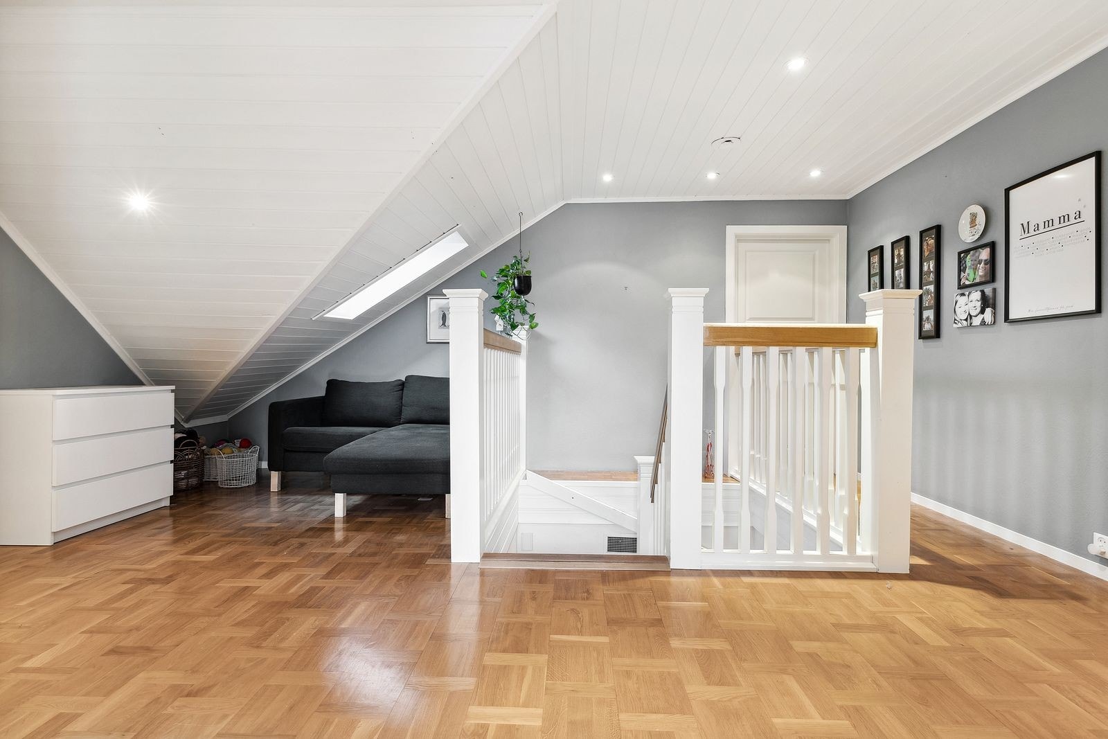 Loftstuen ligger i senter av soverom og bad i denne etg. Galleribilde