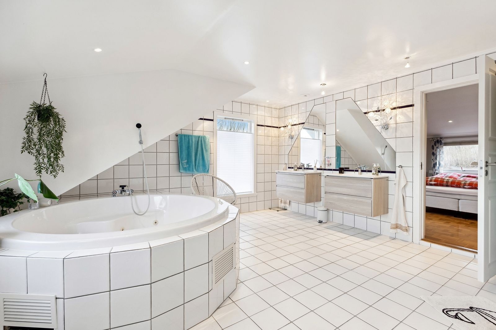 Hovedbad: Stort helfliset baderom m/baderomsinnredning, wc og boblebad. Galleribilde