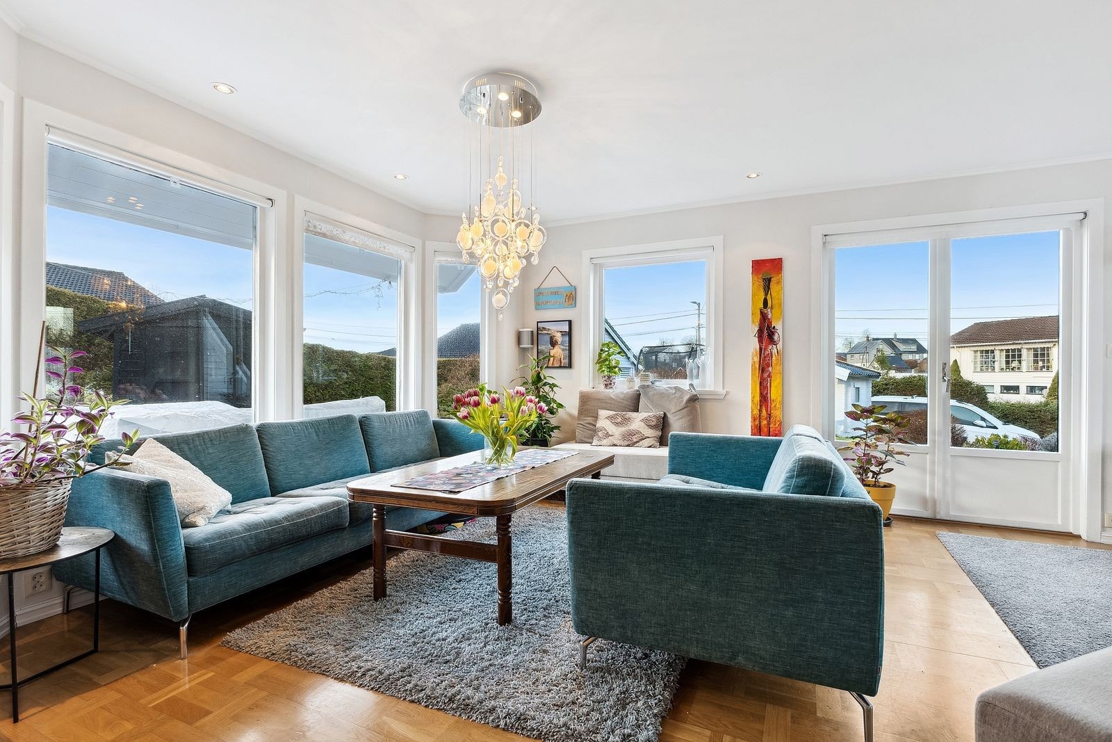 Lys og fin stue med store vindusflater. Galleribilde